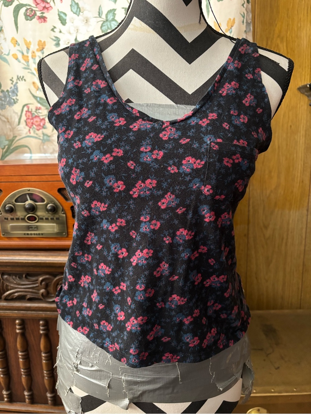 Floral V-Neck Tank Top - Picture 3 of 5